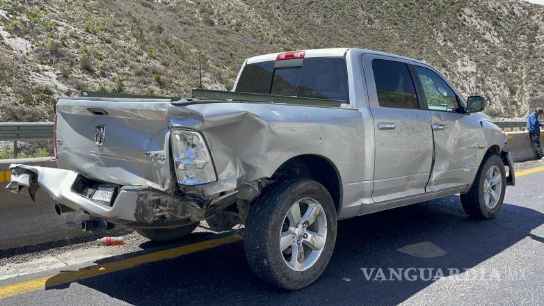 $!Chocó contra una camioneta RAM con placas de Nuevo León, pero afortunadamente solo se dañó el vehículo y no su operador.
