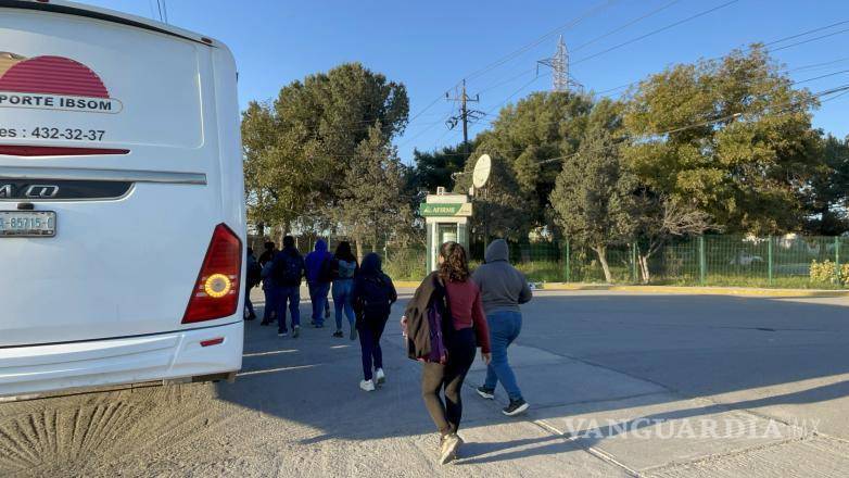 $!Empleados de la empresa KMIN que iban a bordo del transporte de personal se vieron afectados por el incidente en la mañana.