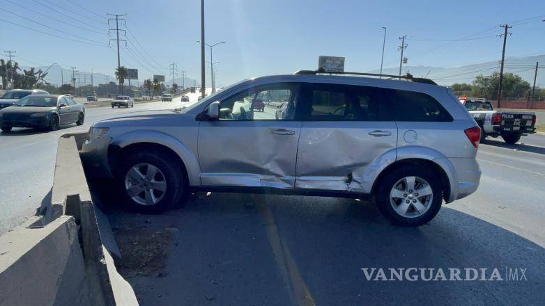 $!La camioneta chocó contra la barrera de contención.