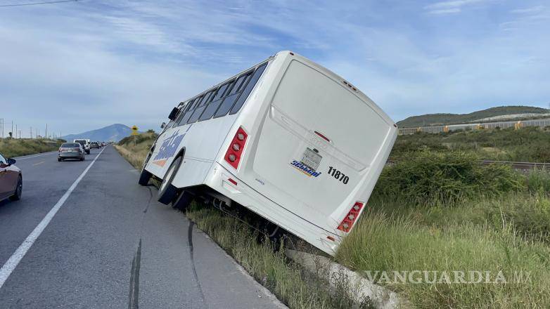 $!Las huellas de frenado quedaron marcadas sobre la carretera.