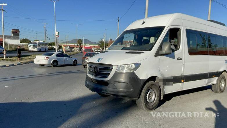 $!El vehículo de transporte de Borgwarner quedó inmovilizado tras el accidente en el cruce del bulevar Benito Juárez.