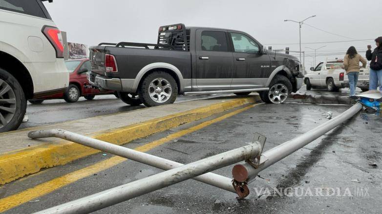 $!La luminaria derribada quedó tendida sobre el camellón central tras el accidente.