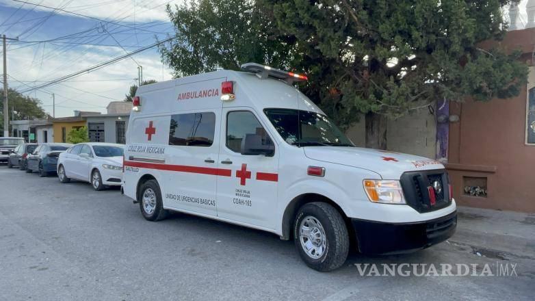 $!Vecinos del sector solicitaron apoyo al Sistema de Emergencias 911 al observar que el hombre lesionado salió de su domicilio en busca de ayuda tras haber sido presuntamente atacado por su hijo.