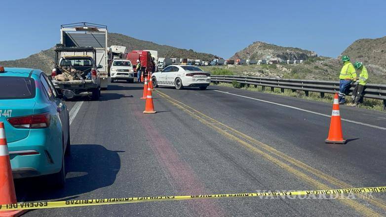 $!Elementos de la Guardia Nacional desplegaron un operativo de vialidad en el libramiento Norponiente para resguardar el área del accidente y coordinar las maniobras de atención y limpieza.