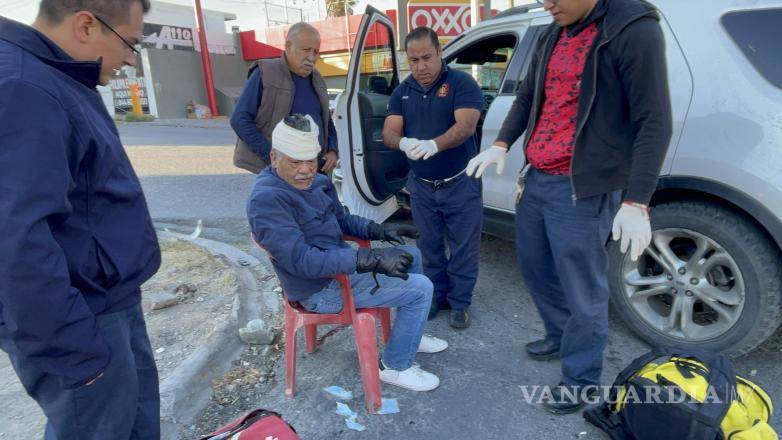 $!Agentes de Tránsito Municipal coordinaron la atención del accidente mientras los familiares de los involucrados acudían al sitio.