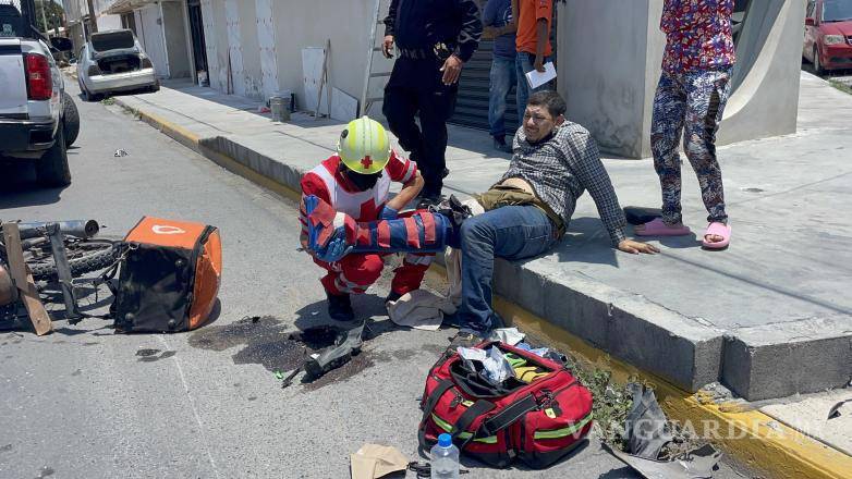 $!Uno de los conductores sufrió una fractura en la pierna derecha, por lo que fue trasladado de urgencia en ambulancia.
