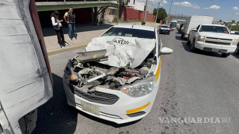 $!El taxi quedó incrustado en la parte trasera de la unidad de la Ruta 4A tras el choque.
