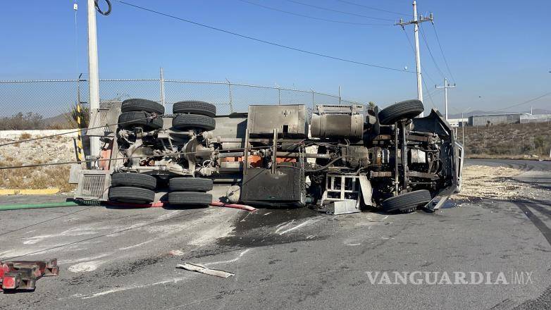 $!La unidad quedó recostada sobre el lado del conductor, lo que obligó a maniobras especiales para retirarla del área.