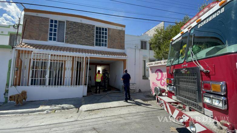 $!Bomberos acudieron a un domicilio en la colonia Las Haciendas tras el reporte de un incendio con personas en el interior.