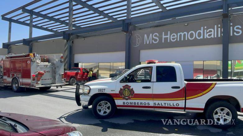 $!El siniestro se originó en el área superior del establecimiento MS Hemodiálisis, donde el plafón de fibra de vidrio y lámina comenzó a incendiarse, generando una densa acumulación de humo al interior.
