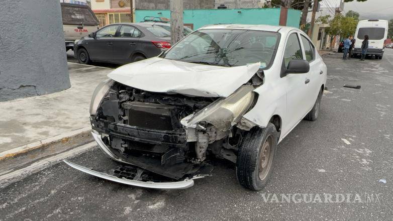 $!Autoridades municipales acudieron al lugar para tomar conocimiento del accidente, que no dejó personas lesionadas.
