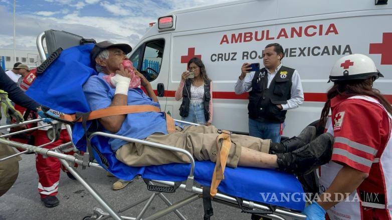 $!Bomberos y paramédicos atienden a los lesionados tras el choque entre un camión urbano y un tráiler.