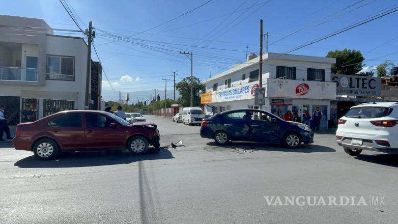 $!Los dos vehículos resintieron daños considerables; no se reportaron lesionados.