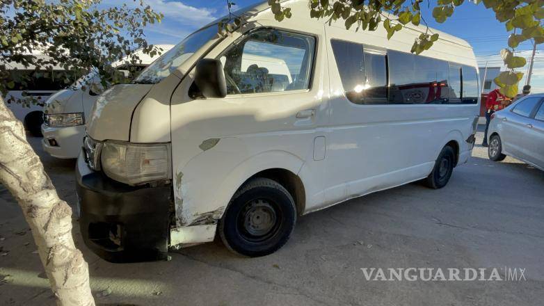 $!La vagoneta Toyota, señalada como responsable, quedó detenida en medio de la carretera tras impactar con el Nissan Sentra.