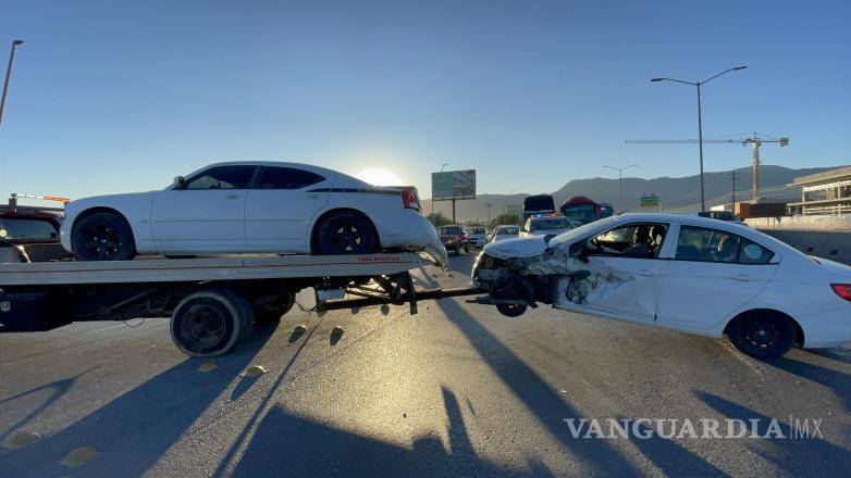 $!El Chevrolet Aveo sufrió daños en su parte delantera tras impactar contra el Dodge Charger, cuyos ocupantes resultaron ilesos.