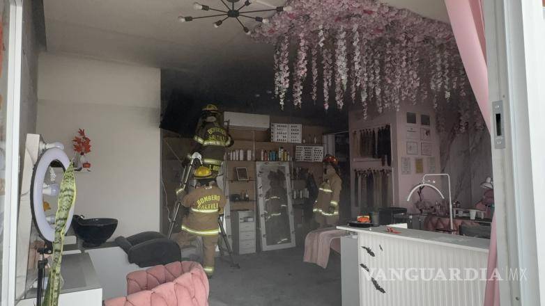 $!Personal de Bomberos y Protección Civil revisó el establecimiento para descartar riesgos adicionales; el incidente dejó daños materiales, pero ninguna persona lesionada.