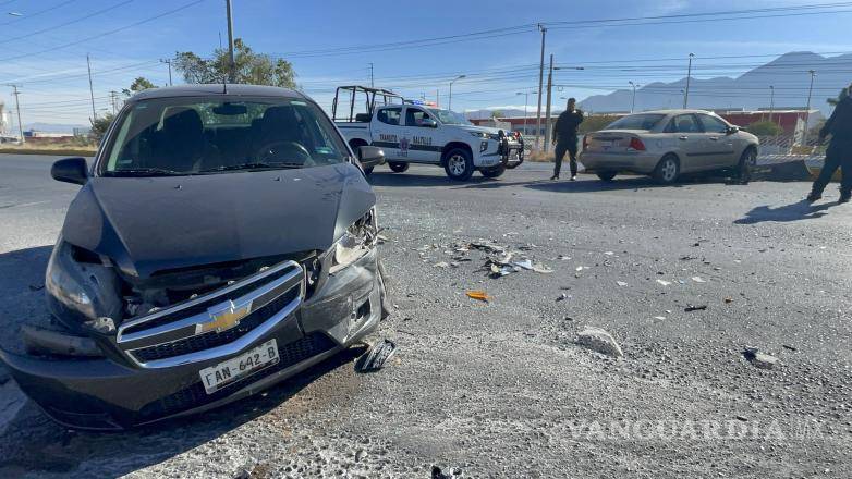 $!El choque entre el Ford Focus y el Chevrolet Aveo generó el cierre parcial de la vialidad en el bulevar Antonio Cárdenas.