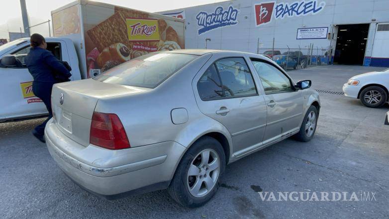 $!El Volkswagen Jetta, intentaba ingresar a la empresa Bimbo cuando ocurrió el accidente.