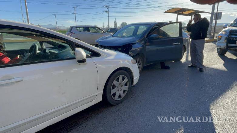 $!Dos vehículos resultaron con daños tras el choque registrado en el cruce de Luis Echeverría Álvarez y Nazario Ortiz Garza.