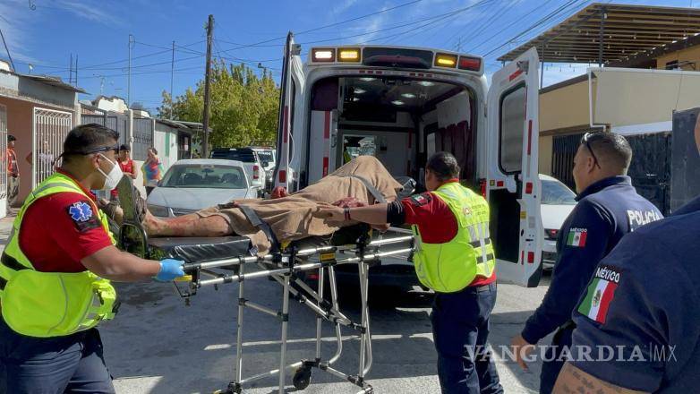 $!Paramédicos municipales trasladaron al hombre en estado grave tras dispararse dentro de su vivienda en la colonia Blanca Estela.