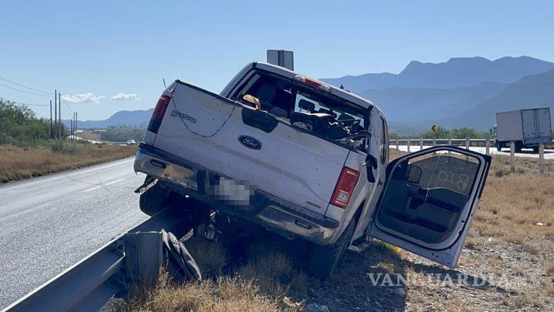 $!La camioneta Ford F-150 quedó sobre la barrera metálica de contención, afortunadamente sin lesionados.