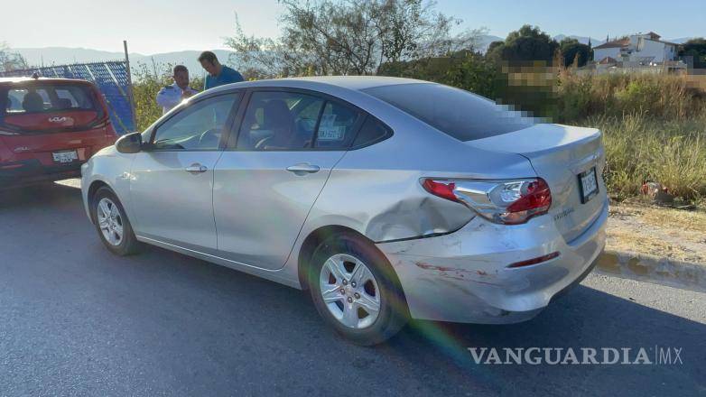 $!El Chevrolet Cavalier, involucrado en el accidente, fue uno de los vehículos que el conductor intentó esquivar antes de impactar al motociclista.