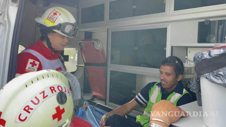$!Pasajeros y ocupantes de los vehículos fueron valorados por paramédicos en el lugar.