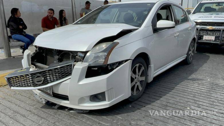 $!El Nissan Sentra, conducido por Alberto Ramírez, sufrió daños en la parte delantera tras el impacto con la camioneta.