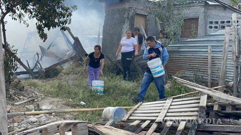 $!Vecinos de la colonia Morelos quinto sector intentaron sofocar el incendio que consumió 4 tejabanes.