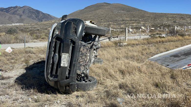 $!La camioneta Ford Ranger, empleada para labores de mantenimiento vial, terminó volcada tras un accidente en el kilómetro 4 del tramo Carbonera-Ojo Caliente.