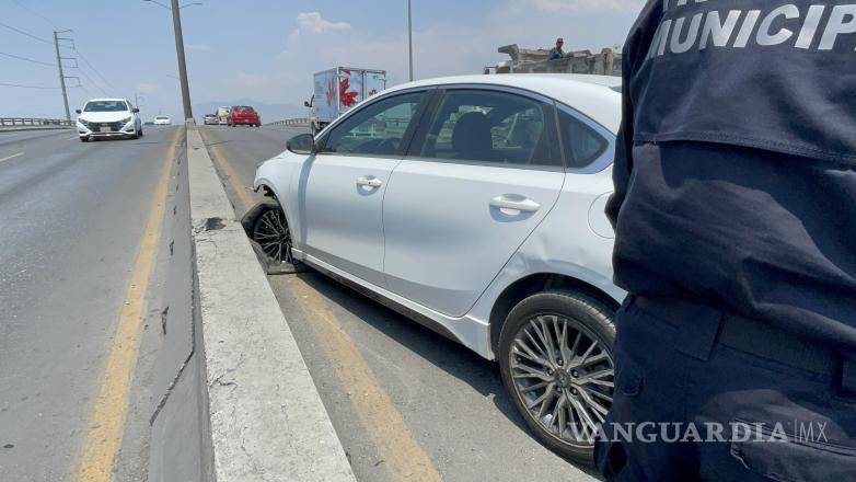 $!El choque ocurrió en el puente del cruce entre el periférico Luis Echeverría y Felipe J. Mery tras un cambio de carril sin precaución.