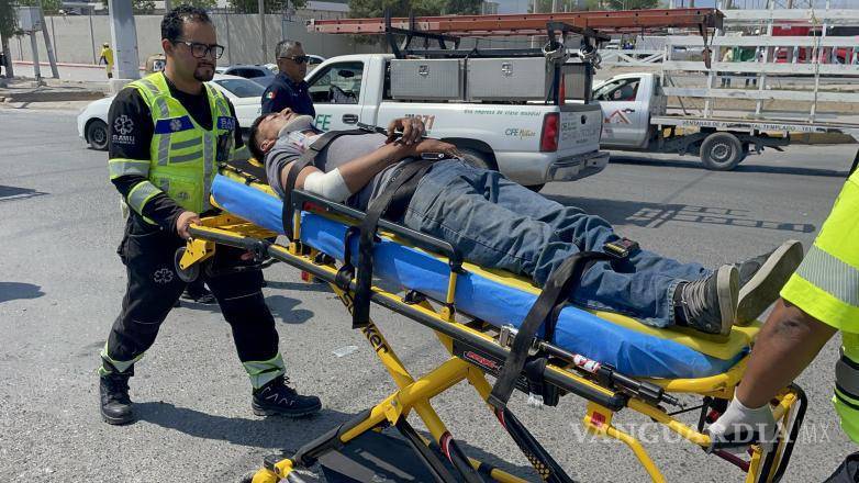 $!Personal de la Secretaría de Salud llegó rápidamente para brindar primeros auxilios al motociclista, quien no requirió traslado a un hospital.