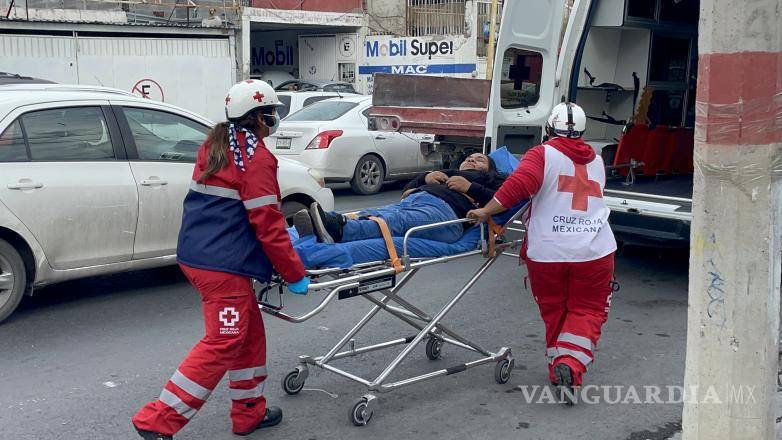 $!Elementos de seguridad vial permanecieron en el lugar para coordinar las acciones, además de que los paramédicos atendieron a los lesionados.