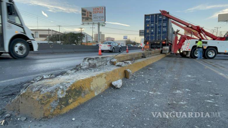 $!La base de concreto y el barandal de un puente en el bulevar Miguel Ramos Arizpe terminaron destrozados.