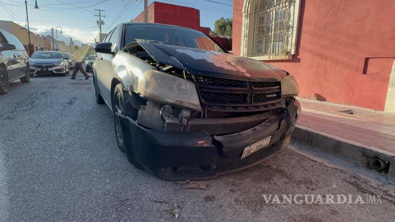 $!Los conductores esperaron a sus aseguradoras para buscar un acuerdo por los daños materiales y gastos médicos.