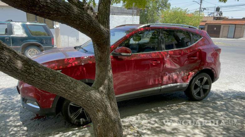 $!Afortunadamente, no se reportaron heridos en el accidente, aunque ambos vehículos sufrieron daños materiales significativos.