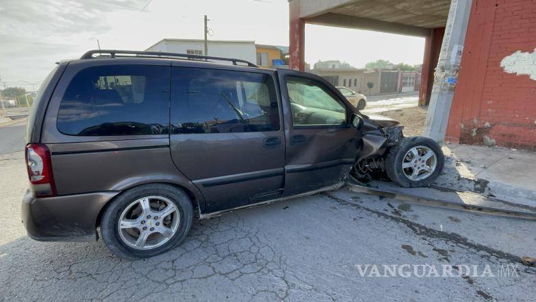$!El conductor huyó a pie luego de estrellarse contra un poste de concreto.