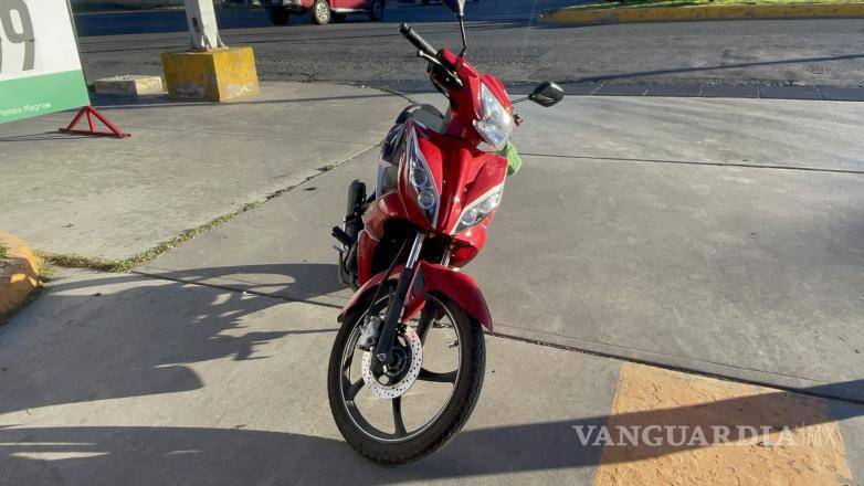 $!La motocicleta quedó con daños visibles tras el impacto en pleno centro de la ciudad.
