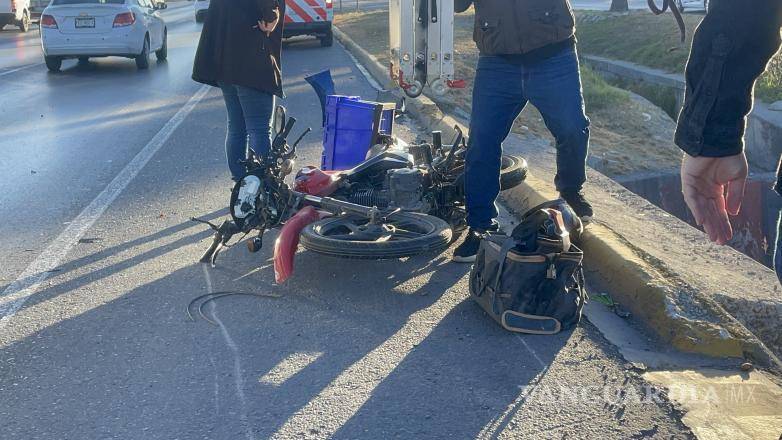 $!Testigos del accidente observaron cómo el motociclista se soltó de la unidad y evitó ser atropellado.