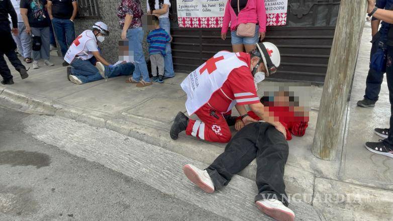 $!Elementos de la Cruz Roja atendieron a los menores en el lugar, quienes no presentaron lesiones de gravedad tras el aparatoso accidente.