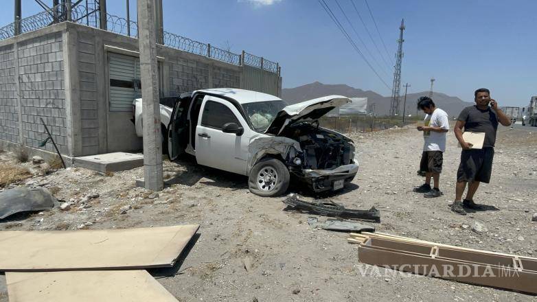 $!Personal de la Policía de Ramos Arizpe y los bomberos aseguraron el lugar del accidente.