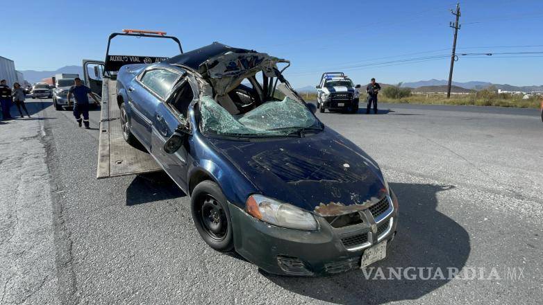 $!Paramédicos valoraron al joven, quien no presentó lesiones graves, tras el fuerte impacto con el tráiler.