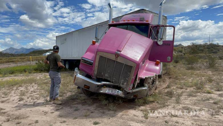 $!Como consecuencia del impacto, el tráiler salió de la carretera.