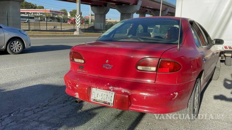 $!La mujer embarazada del Cavalier fue atendida por paramédicos de la Cruz Roja.