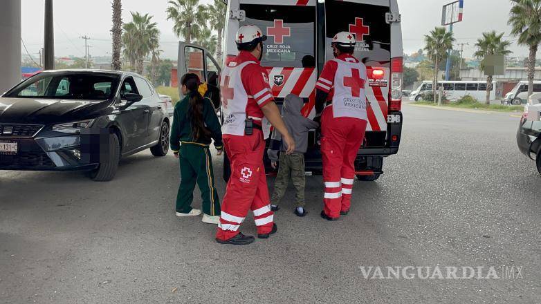 $!Personal de emergencias llegó rápidamente al lugar para realizar la valoración de los menores.