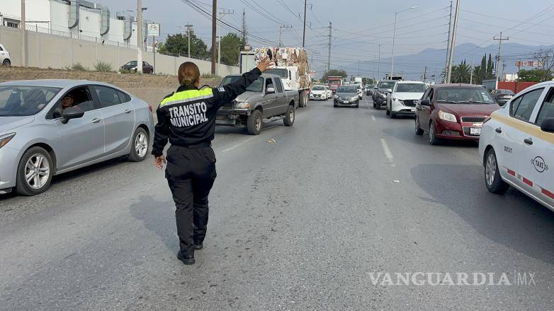 $!Elementos de la Policía Municipal intentaron despertarlo durante varios minutos.