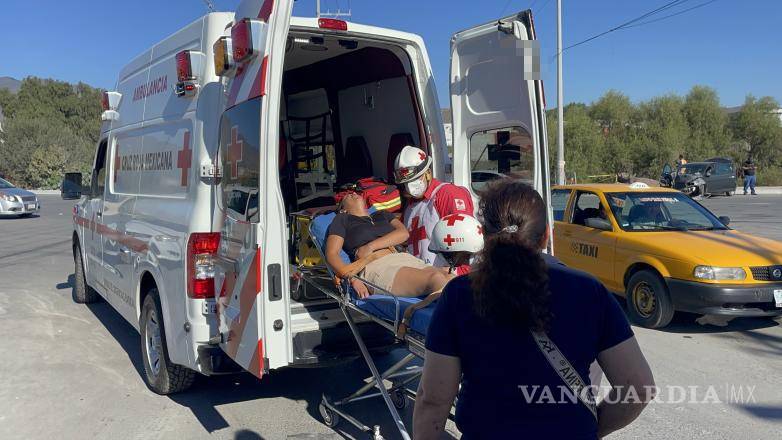 $!Dulce María, de 30 años, fue trasladada por paramédicos de la Cruz Roja a la Clínica Dos del IMSS tras presentar contractura muscular por el accidente.