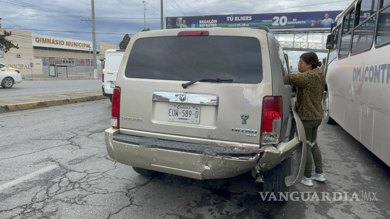 $!La Dodge Nitro quedó afectada en su parte posterior mientras se realizaban las maniobras de abanderamiento.