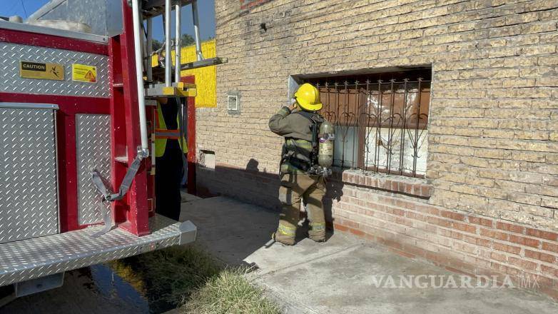 $!Bomberos municipales acudieron al domicilio para controlar el fuego.