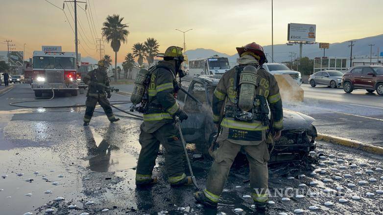 $!Restos del Ford Ikon quedaron calcinados tras el incendio registrado en bulevar Fundadores.